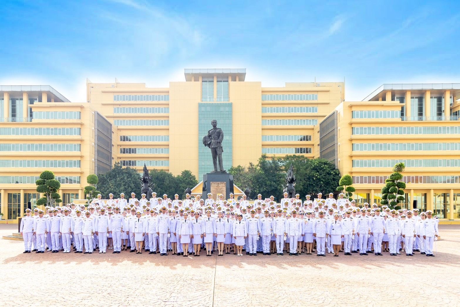 พิธีวางพวงมาลาถวายราชสักการะพระบรมราชานุสาวรีย์ พระบาทสมเด็จพระจุลจอมเกล้าเจ้าอยู่หัว