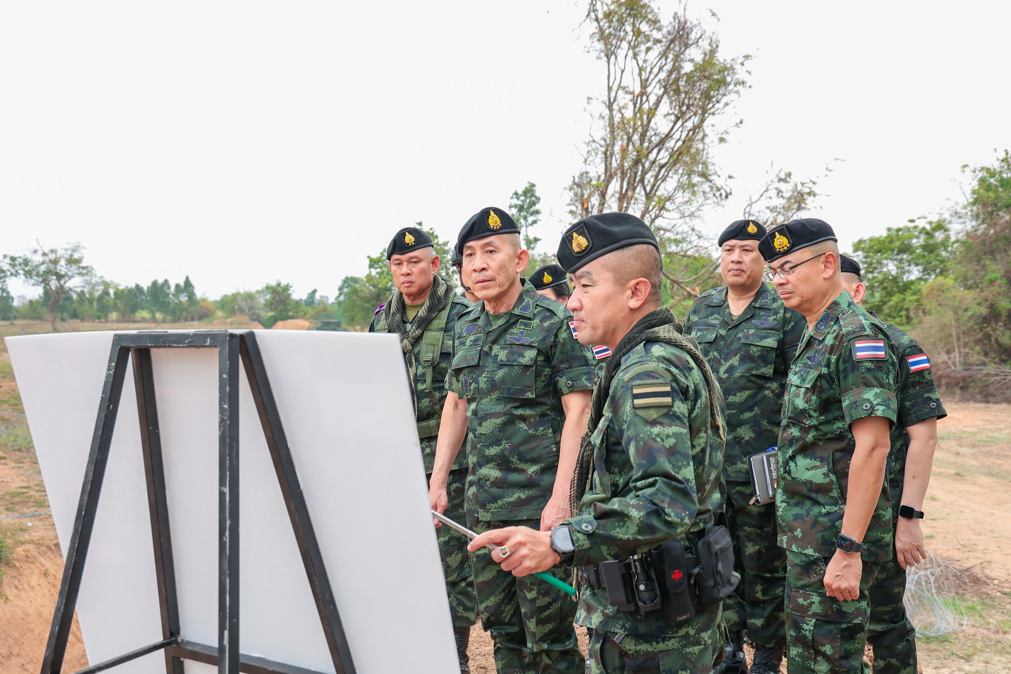 ปลัดกระทรวงกลาโหมลงพื้นที่ติดตามสถานการณ์ชายแดนไทย – กัมพูชา เน้นย้ำปฏิบัติการทุกมิติเพื่อรักษาอธิปไตยและความมั่นคงของชาติ