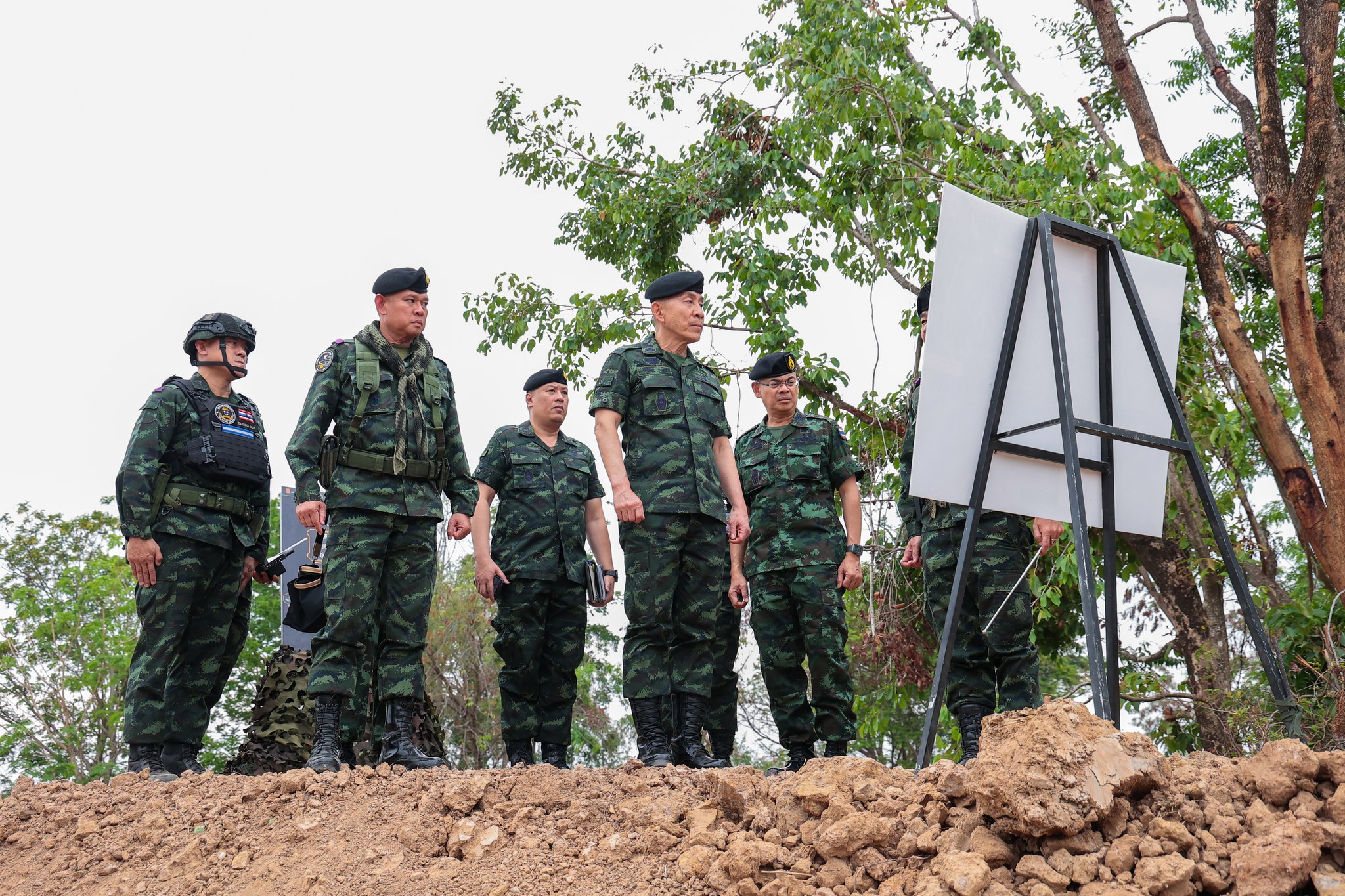 ปลัดกระทรวงกลาโหมลงพื้นที่ติดตามสถานการณ์ชายแดนไทย – กัมพูชา เน้นย้ำปฏิบัติการทุกมิติเพื่อรักษาอธิปไตยและความมั่นคงของชาติ