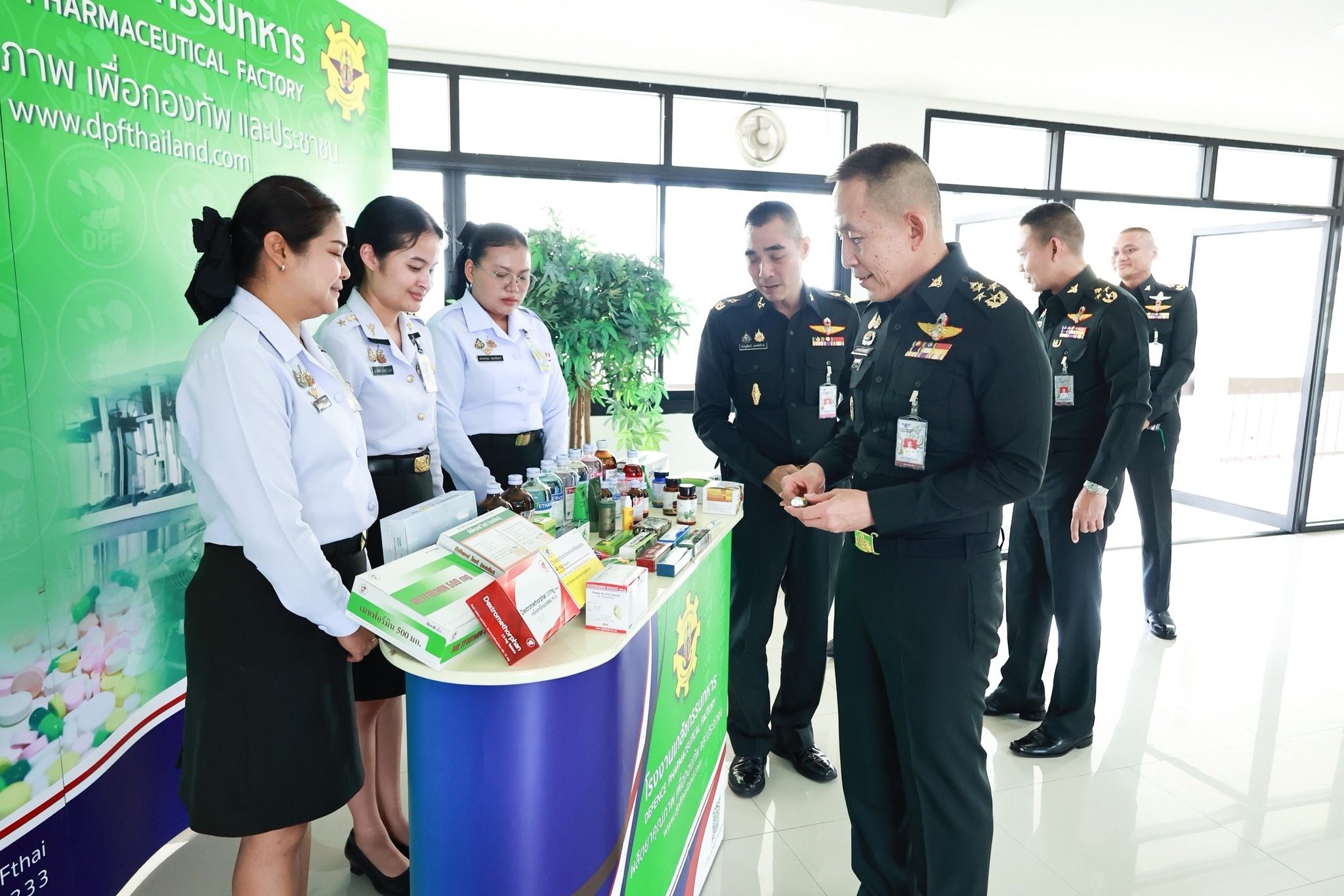 ปลัดกระทรวงกลาโหมตรวจเยี่ยมโรงงานเภสัชกรรมทหาร เดินหน้าหนุนอุตสาหกรรมป้องกันประเทศ