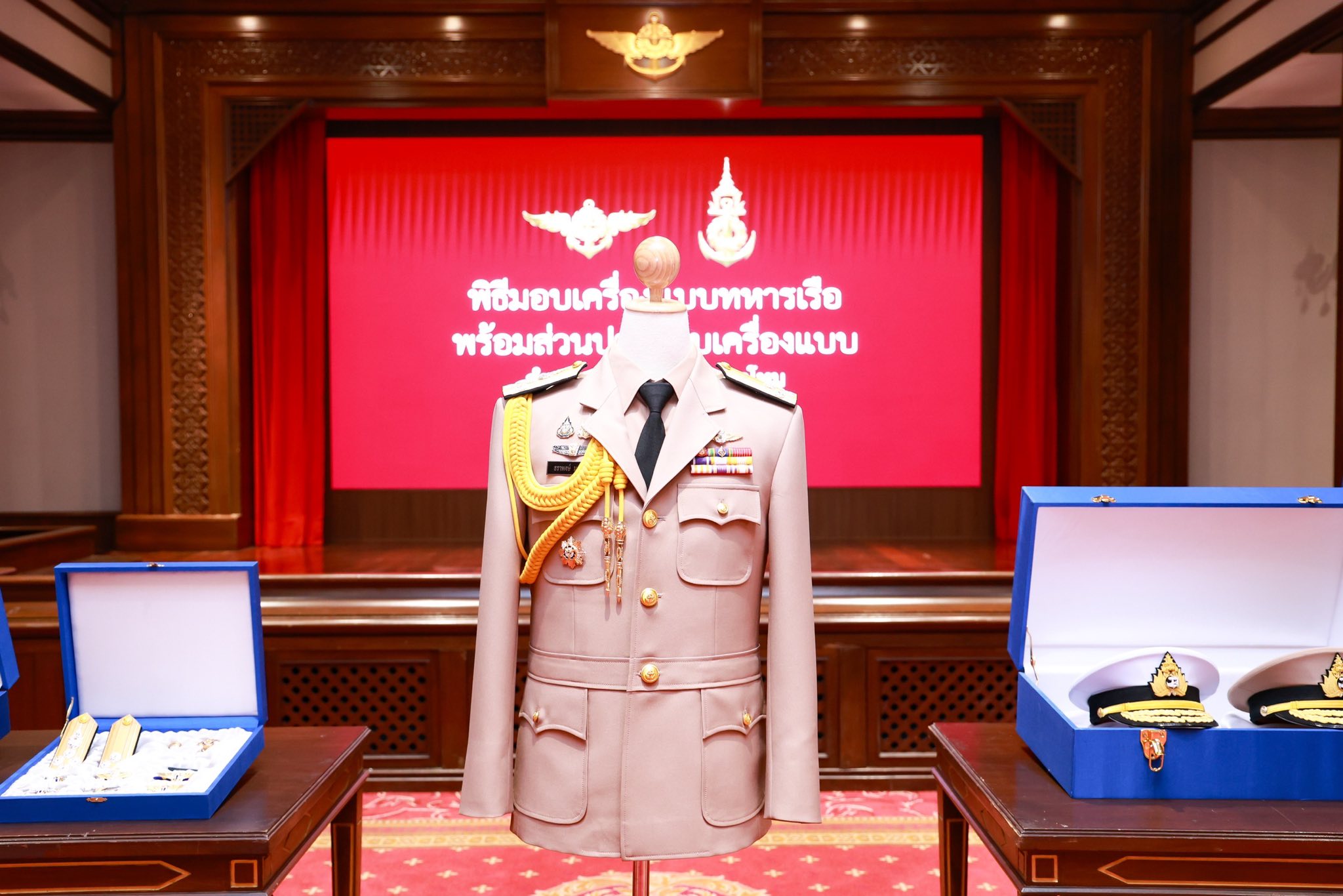 ผู้บัญชาการทหารเรือมอบเครื่องแบบทหารเรือแด่ปลัดกระทรวงกลาโหมภายหลังมีพระบรมราชโองการโปรดเกล้าฯพระราชทานยศ “พลเรือเอก ”เป็นกรณีพิเศษ