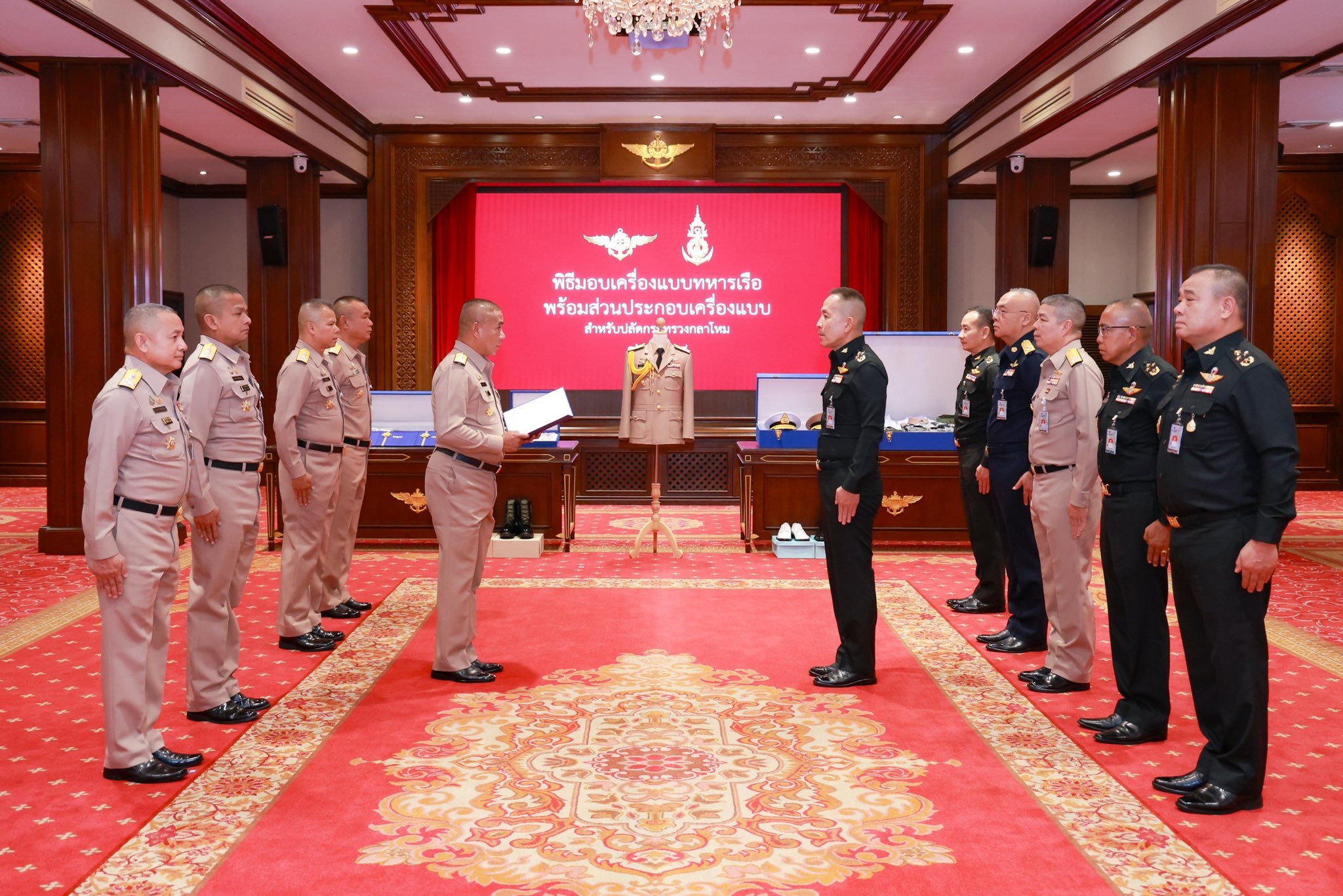 ผู้บัญชาการทหารเรือมอบเครื่องแบบทหารเรือแด่ปลัดกระทรวงกลาโหมภายหลังมีพระบรมราชโองการโปรดเกล้าฯพระราชทานยศ “พลเรือเอก ”เป็นกรณีพิเศษ