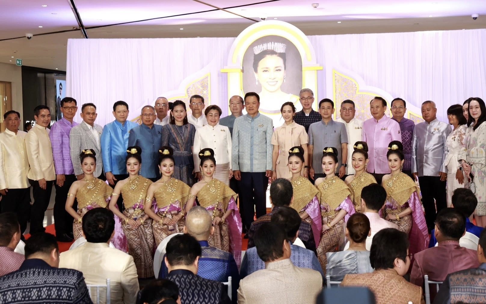รองปลัดกระทรวงกลาโหมร่วมเปิดนิทรรศการเฉลิมพระเกียรติ “บรมขัตติยราชนารี คู่บารมีศรีแผ่นดิน”