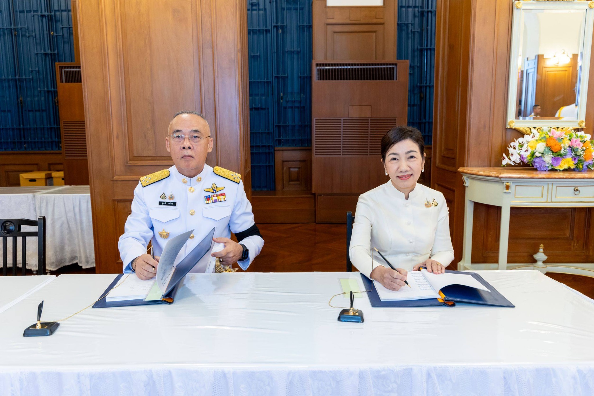 ปลัดกระทรวงกลาโหม ร่วมลงนามถวายพระพรชัยมงคลสมเด็จพระนางเจ้าฯ พระบรมราชินี เนื่องในโอกาสพระราชพิธีมหามงคลเฉลิมพระชนมพรรษา ๔ รอบ