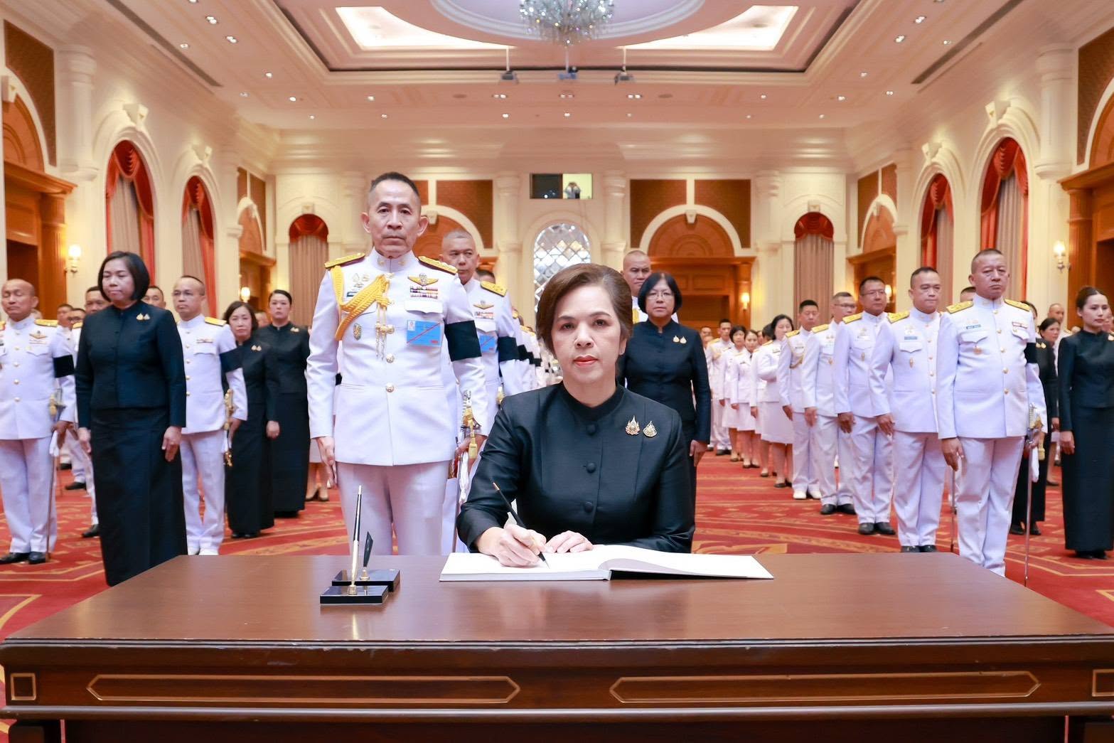 สำนักงานปลัดกระทรวงกลาโหม จัดพิธีลงนามถวายอาลัย น้อมรำลึกในพระกรุณาธิคุณอันหาที่สุดมิได้