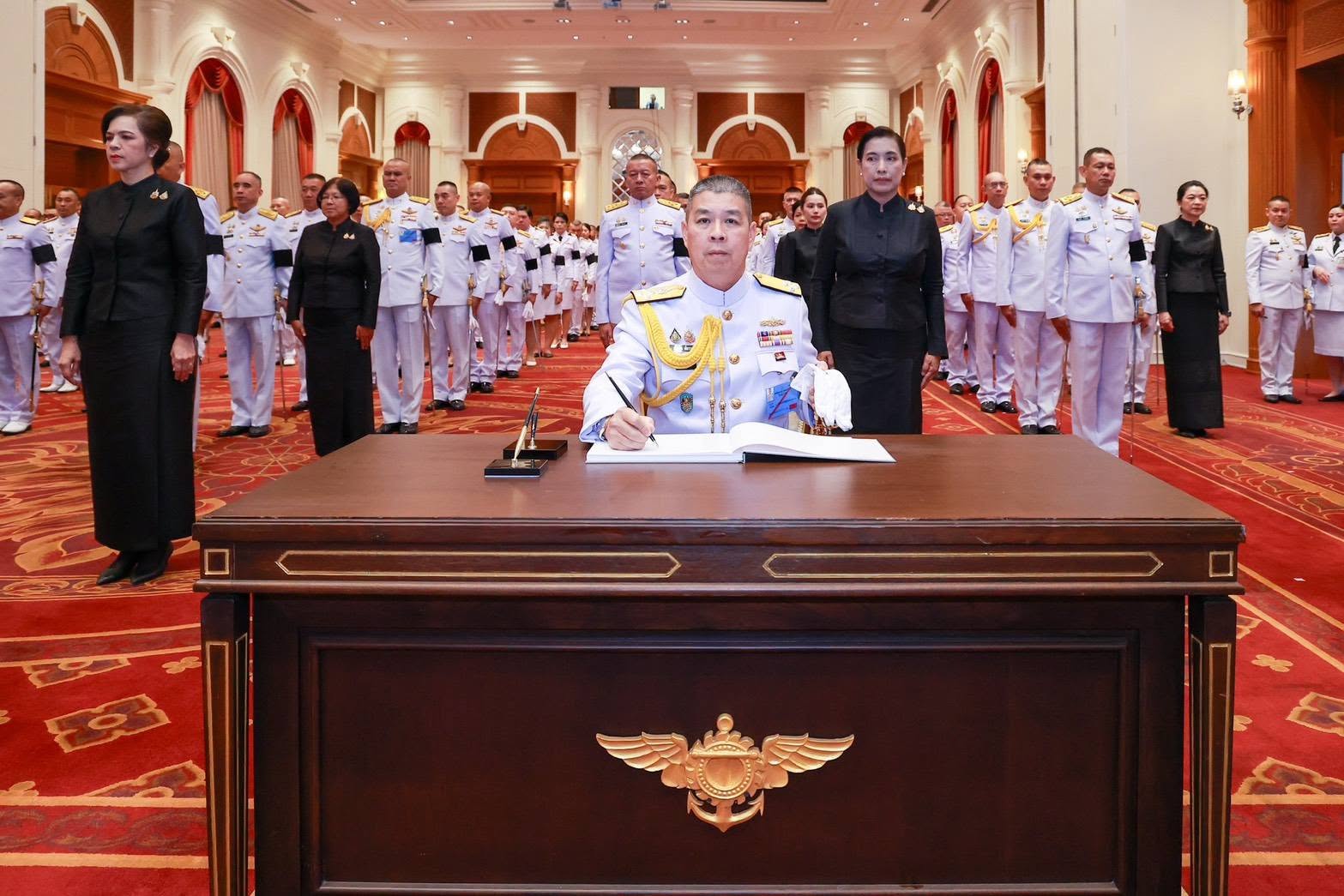 สำนักงานปลัดกระทรวงกลาโหม จัดพิธีลงนามถวายอาลัย น้อมรำลึกในพระกรุณาธิคุณอันหาที่สุดมิได้