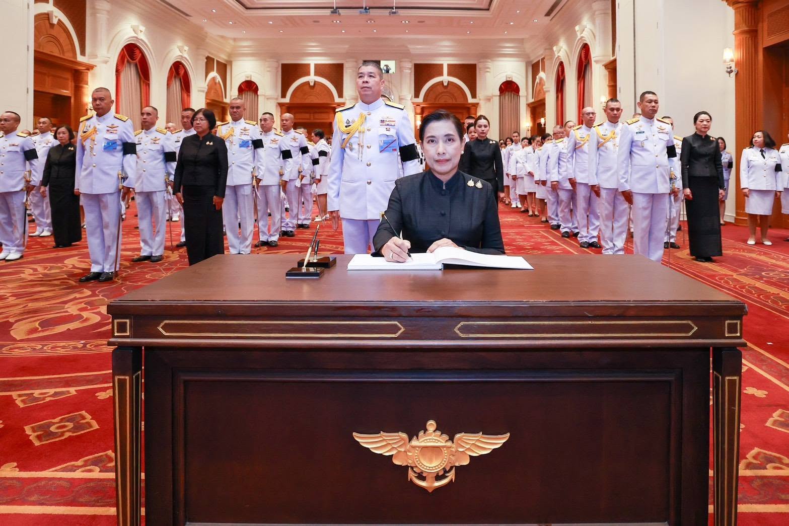 สำนักงานปลัดกระทรวงกลาโหม จัดพิธีลงนามถวายอาลัย น้อมรำลึกในพระกรุณาธิคุณอันหาที่สุดมิได้