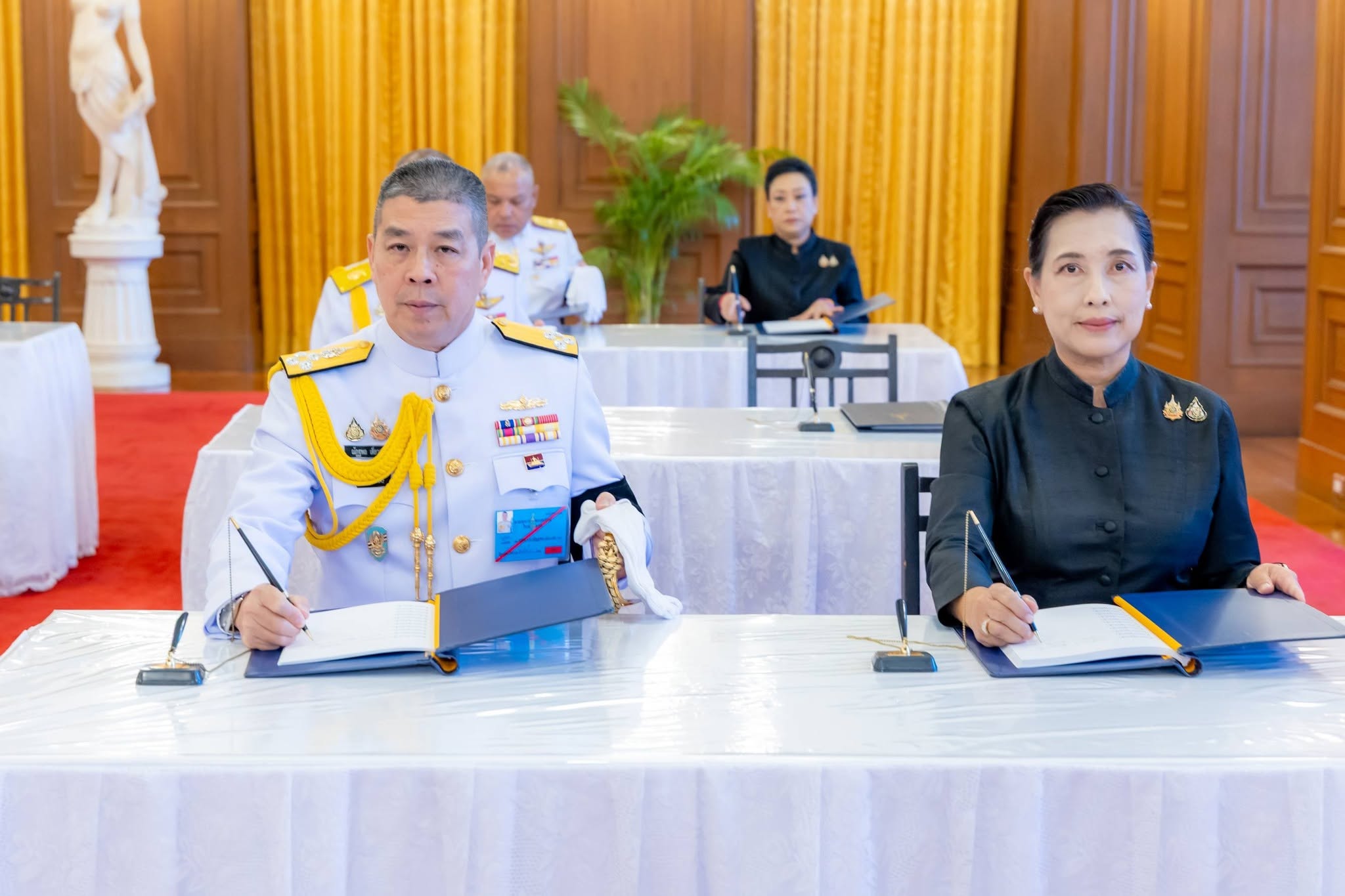 ปลัดกระทรวงกลาโหมร่วมลงนามถวายความอาลัยน้อมสำนึกในพระกรุณาธิคุณและพระวิริยอุตสาหะอันทรงคุณูปการต่อประเทศชาติ